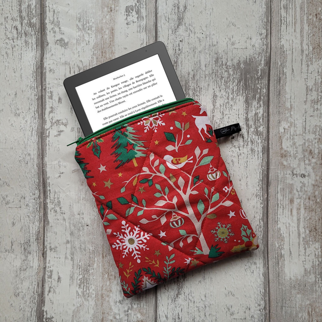 Pochette zippée pour liseuse : Hiver rouge et vert format S