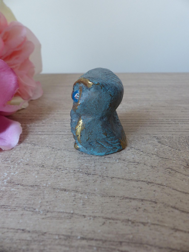 Figurine Miniature Chouette en Laiton aux Yeux Bleus – Sculpture Grecque Vintage et Porte-Bonheur