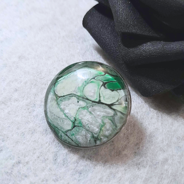 MAËLLE – Broche – Métal argenté – Vert, noir et blanc