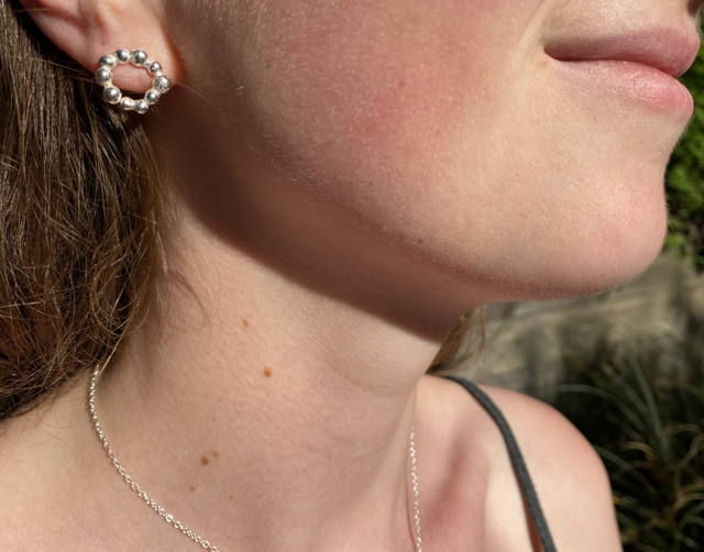 Boucle d’oreille « Cercles goutte » en argent recyclé