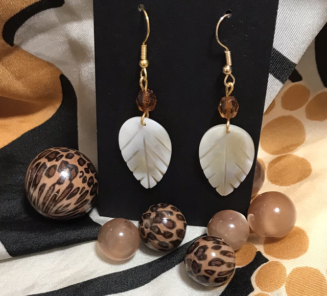 Cream Dangling Earrings - CDE16