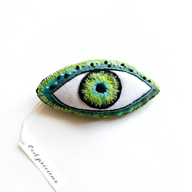 Œil talisman en volume, peint et brodé 