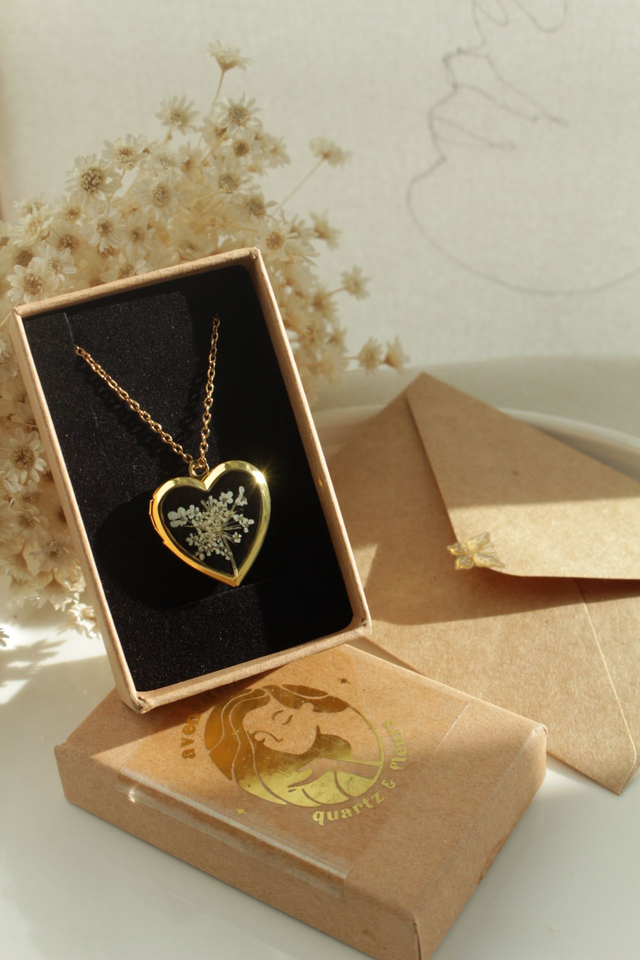 Collier Médaillon Cœur Doré avec Photo Souvenir et Fleur Naturelle Pressée