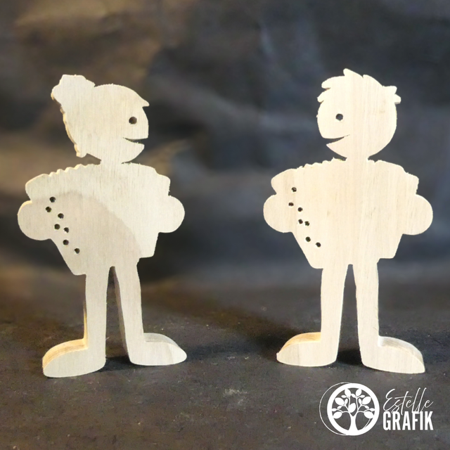 Sculpture en bois d&#039;un(e) accordéoniste