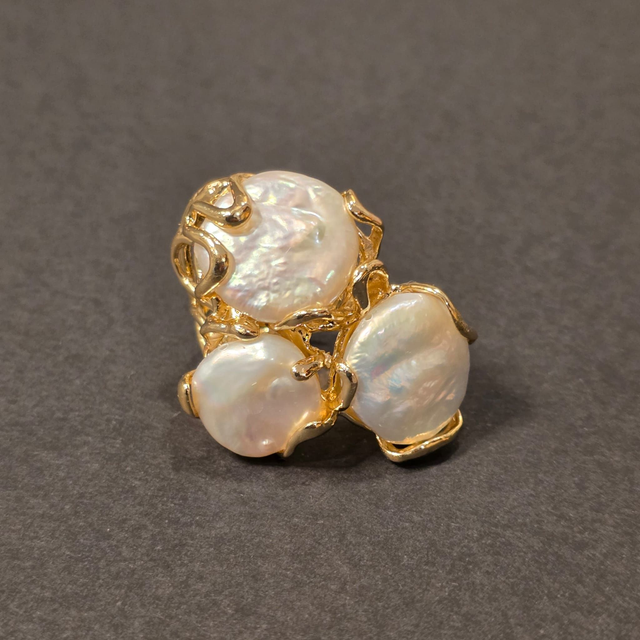 Anello in filo di bronzo placcato oro 24k, con tris di perle AAA