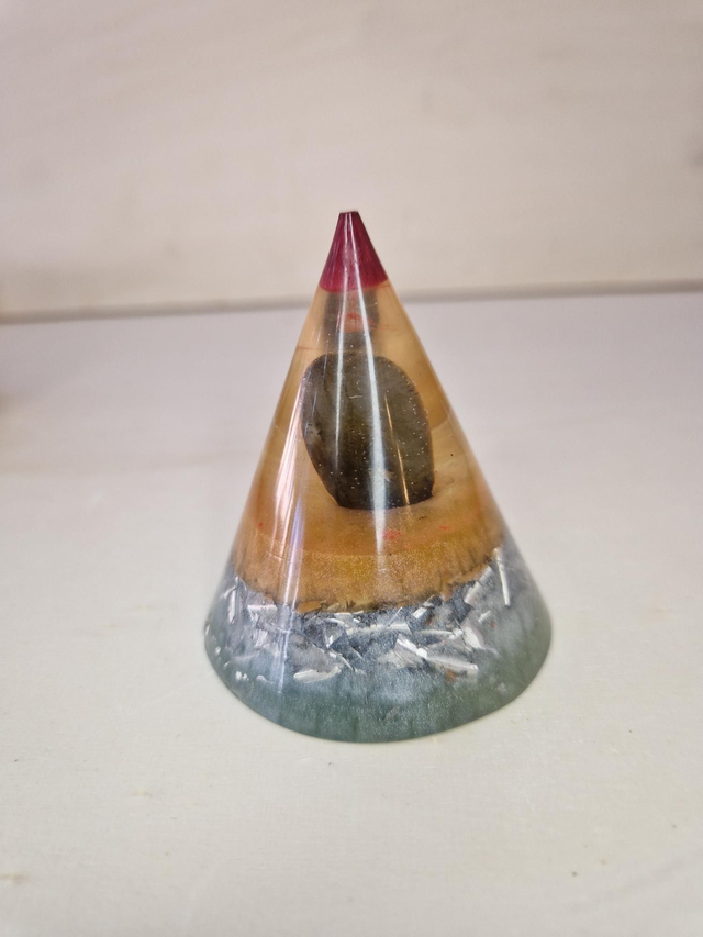 Orgonite, Pyramide avec Labradorite / 078
