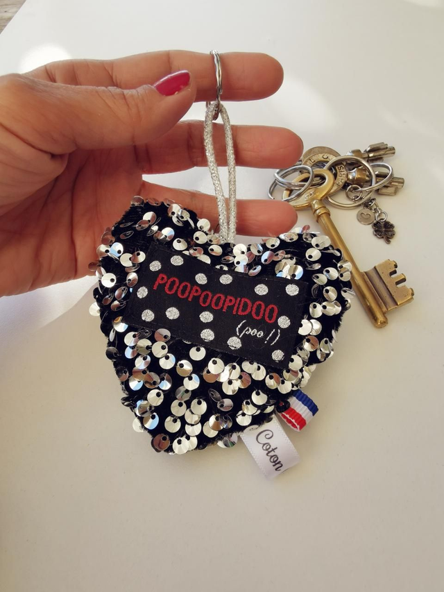 Porte-clefs COLETTE sequins "poopoopidou" 