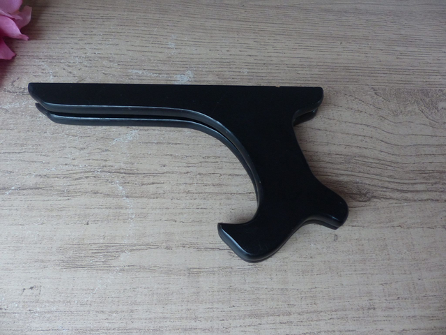 Assiette en forme de poisson décor bretonne, Assiette zoomorphe poisson peint à la main avec support, assiette décoration maison à la mer