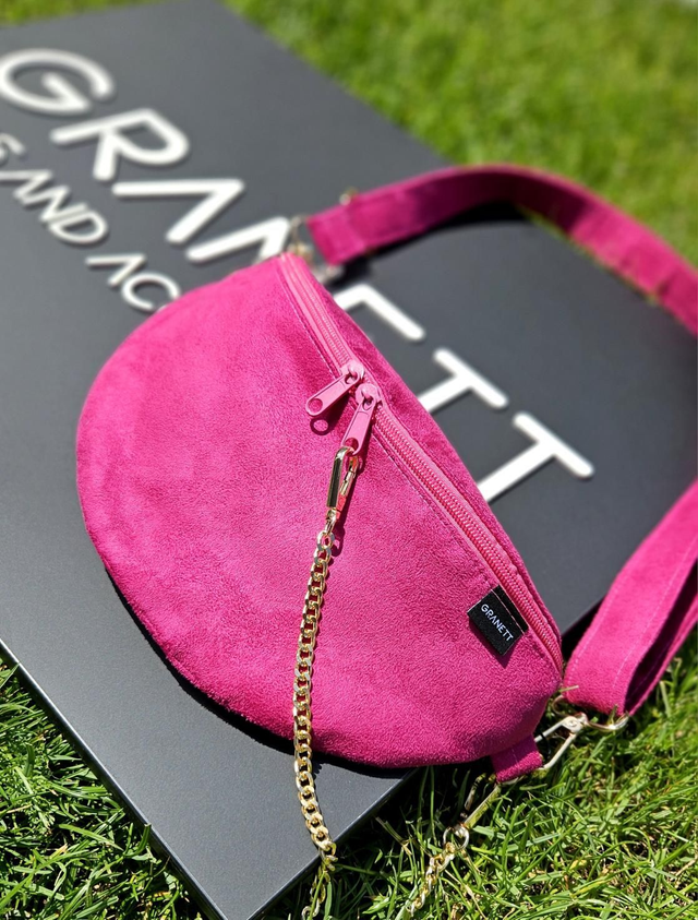 PINK velúr övtáska lánccal