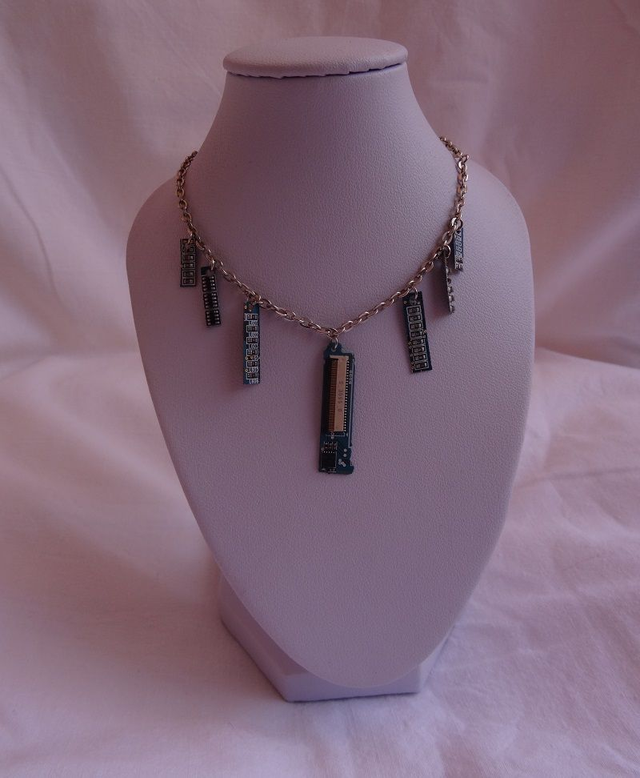 Collier circuits imprimés bleus