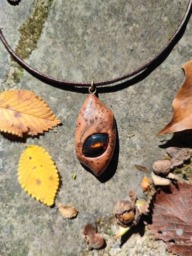 Pendentif en Bois de Loupe de Cade, Ambre du Mexique et Cordon Cuir