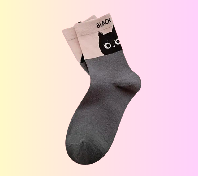 Chaussettes grises Black cat sur fond rose
