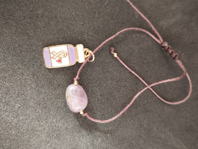 Bracelet en Améthyste &amp; Breloque Octobre Rose – Fermeture Macramé