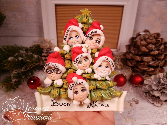 Albero di Natale personalizzato con rappresentazione della famiglia o amici. Visi e nomi personalizzati. Modellato e dipinto a mano