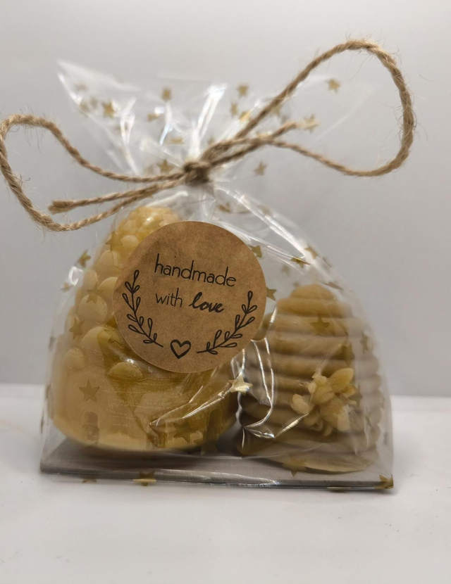 Tannenzapfenkerze mit Bienenkorb