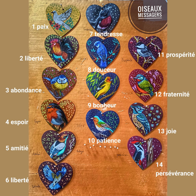 Coeur en bois avec oiseau porteur de message, peint à la main, à suspendre. 