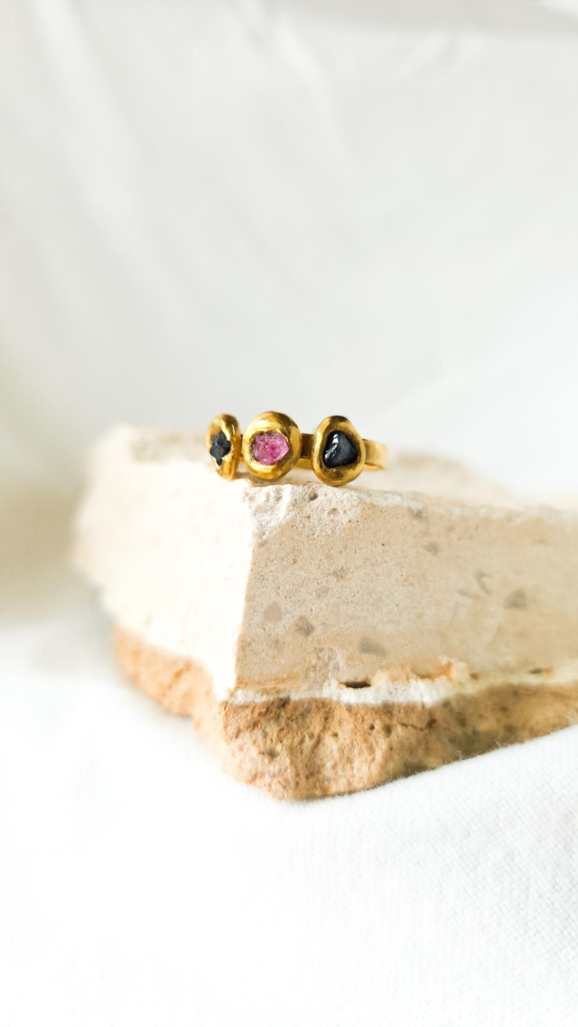 Anel com Safira Rosa e Duas Safiras Azuis