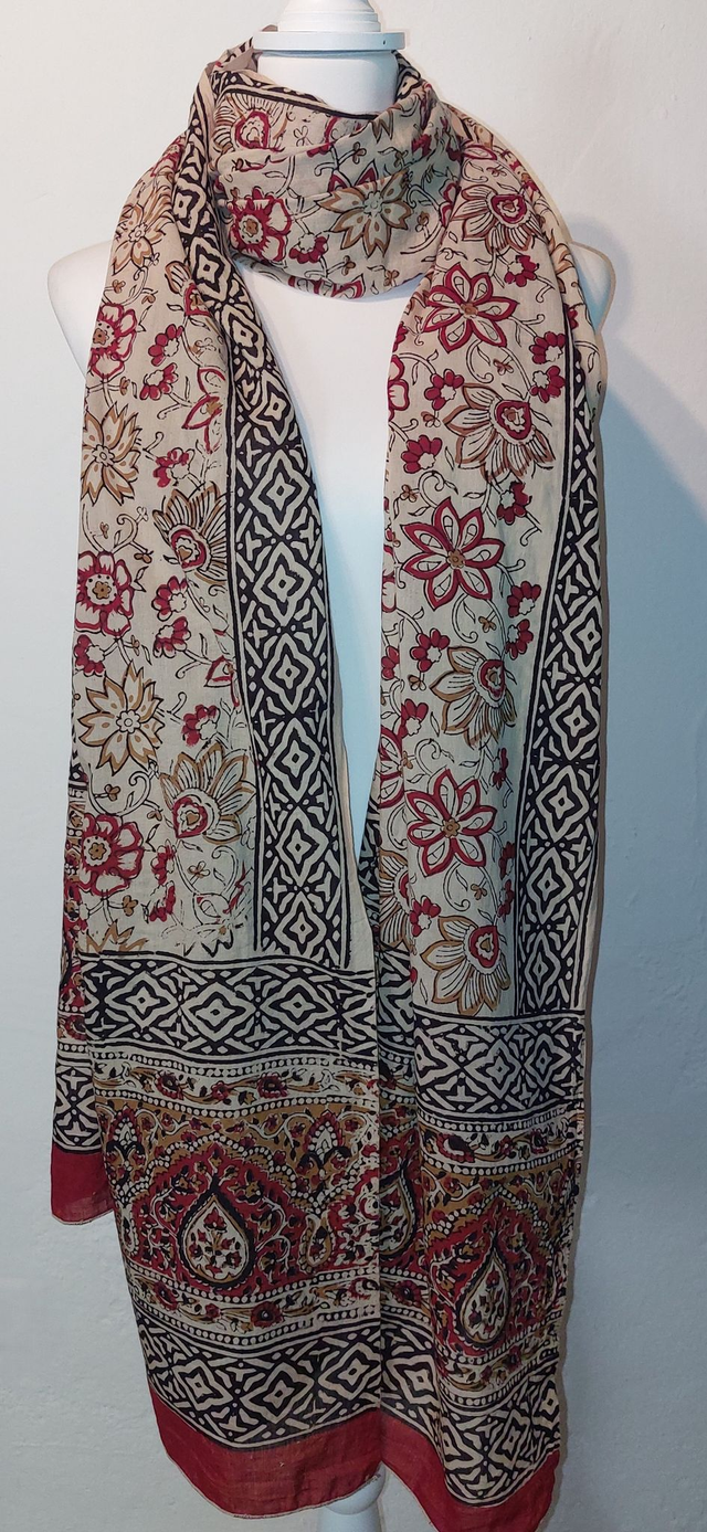 Grand châle - Coton voile - Teintures naturelles et impression artisanale - Motif floral beige, rouge, noir - Slow fashion - Femme éthique