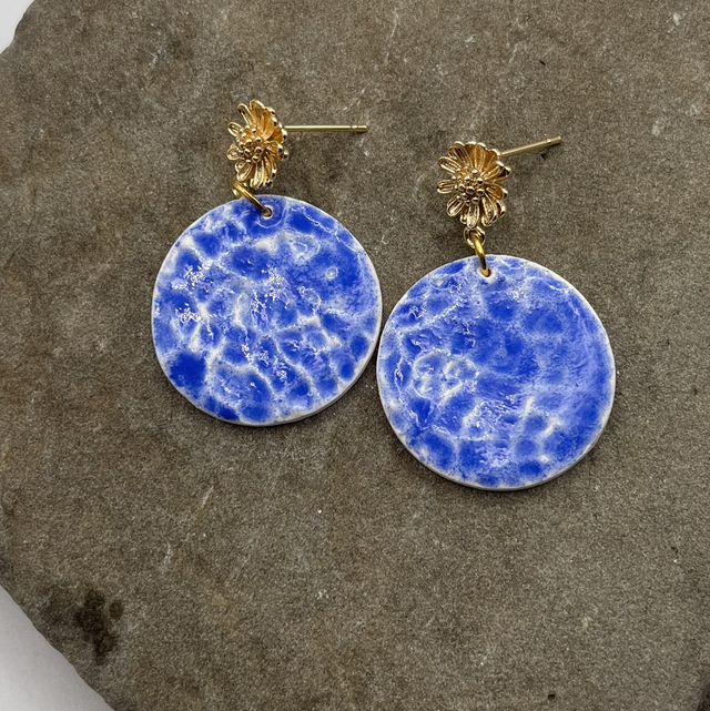 Blue crackle Daisy stud earrings