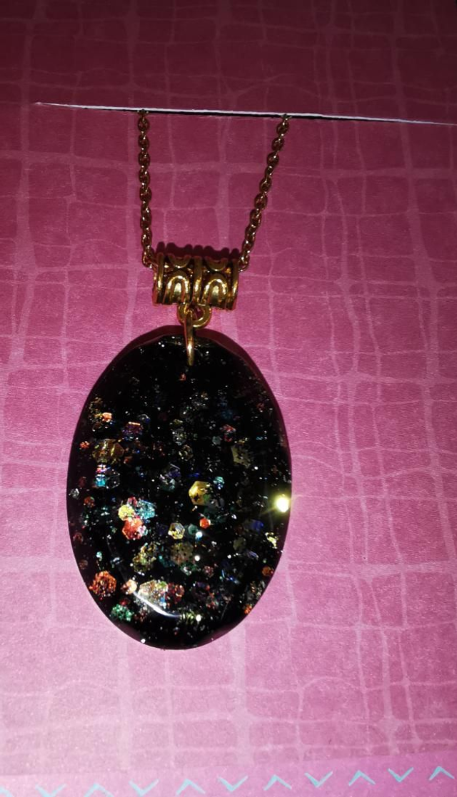 Pendentif noir pailleté 
