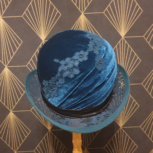 Melon en dentelle et velours bleu