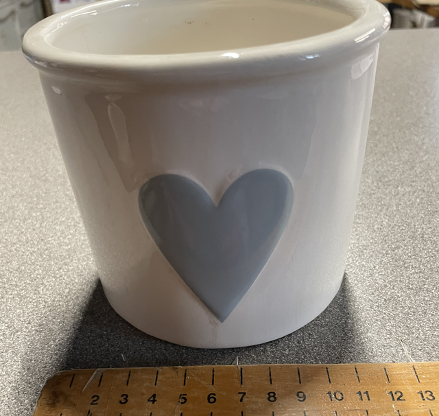White plant pot with a grey heart on both sides 