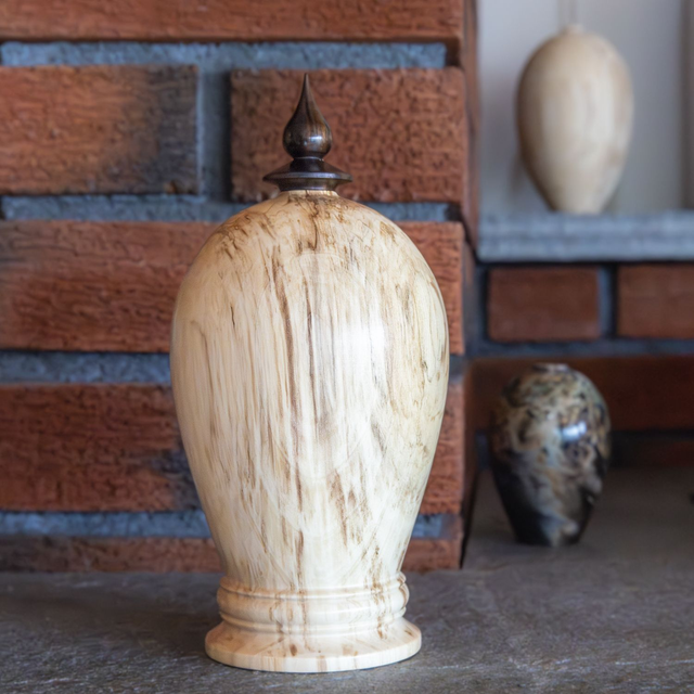 Vessel, urn. 0,45 l, 9x20 cm. Patterned horse chestnut. Mopane stopper. One of a kind.