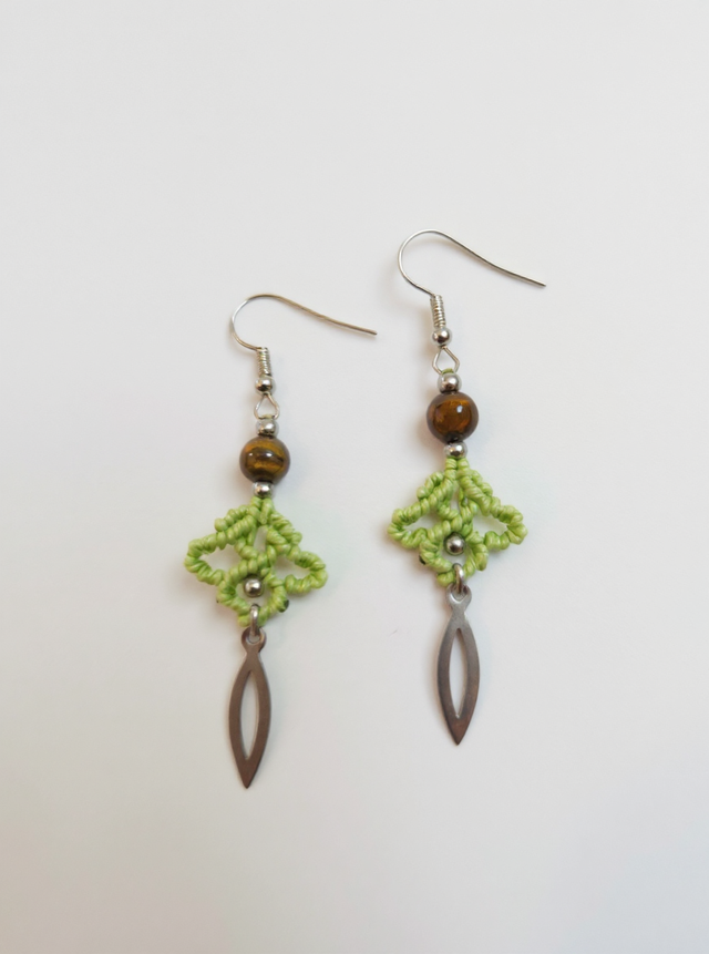 Boucles d’oreille feuille en micro-macramé