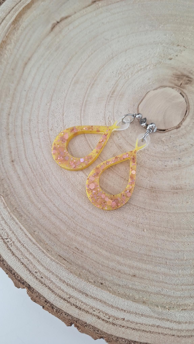 Boucles d&#039;oreilles infinis jaune et paillettes roses holographiques 
