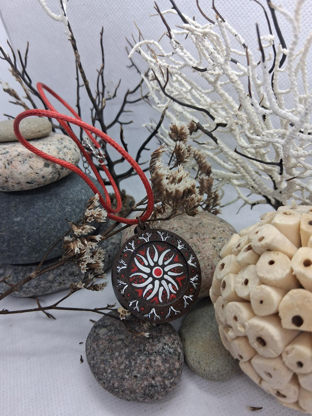 Collier en bois mandala rouge et blanc