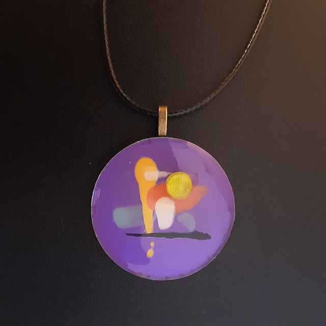 Pendentif rond collection tableau fond violet et impressions multicolores cabochon vert mousse