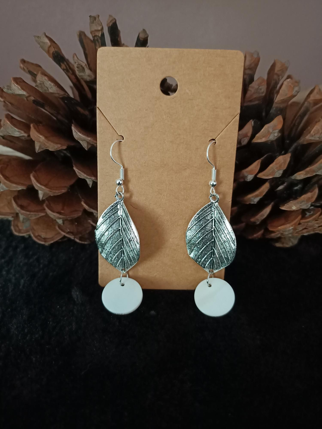 Boucles d&#039;oreilles feuilles et nacre 