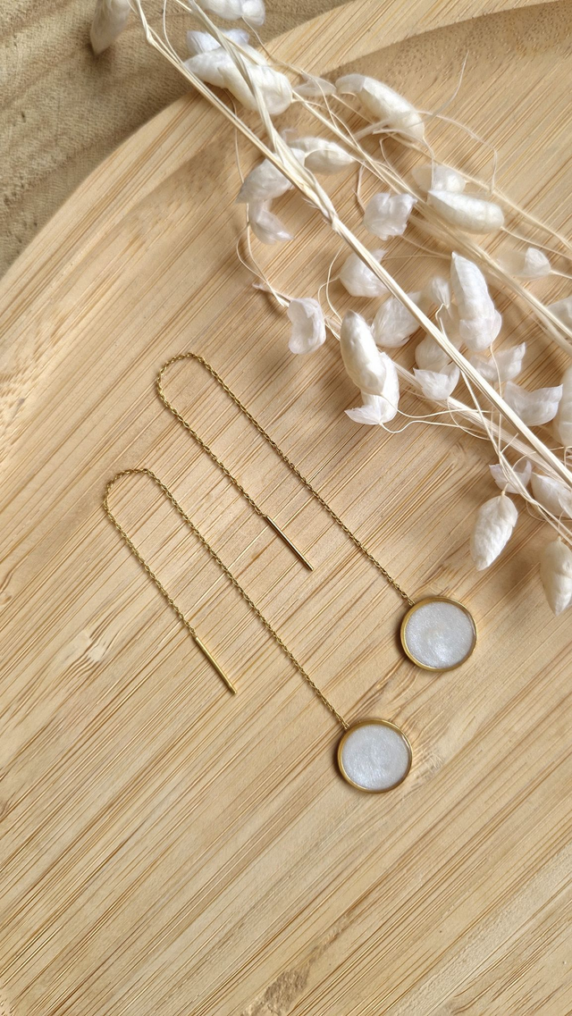 Boucles d’oreilles chaîne & résine – Blanc nacré