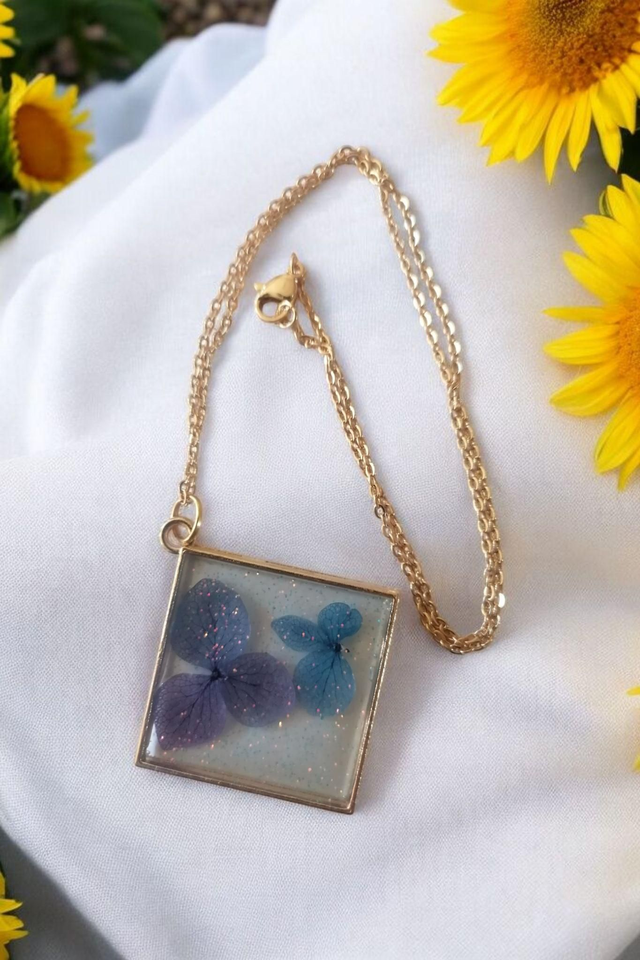 Collier en résine uv, hypoallergénique fait main 