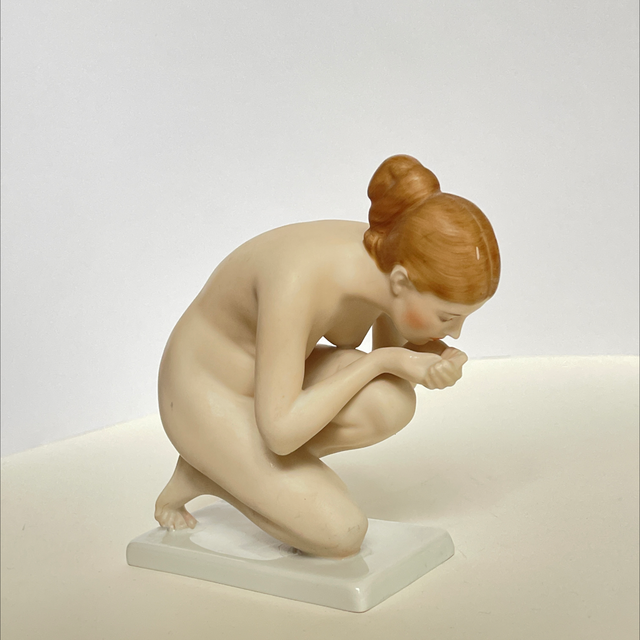 Porzellan Figur / Art Déco / Die Trinkende /   signiert