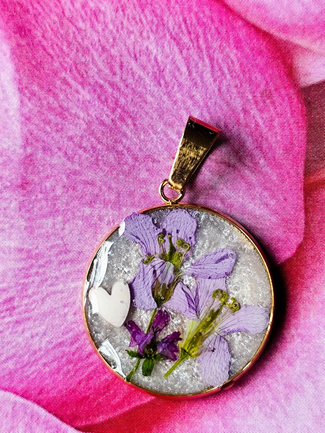 Pendentif rond collection &quot;Poésie Suspendue&quot; 3 fleurs violettes