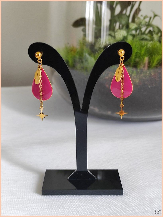 Clous d&#039;oreilles goutte rose, plume et étoile dorées
