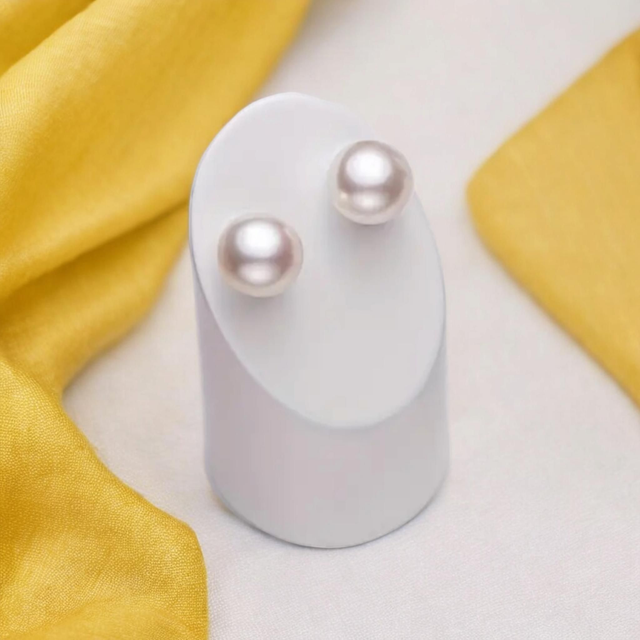 Clous d'oreilles en perles de culture d’eau douce et argent sterling. 