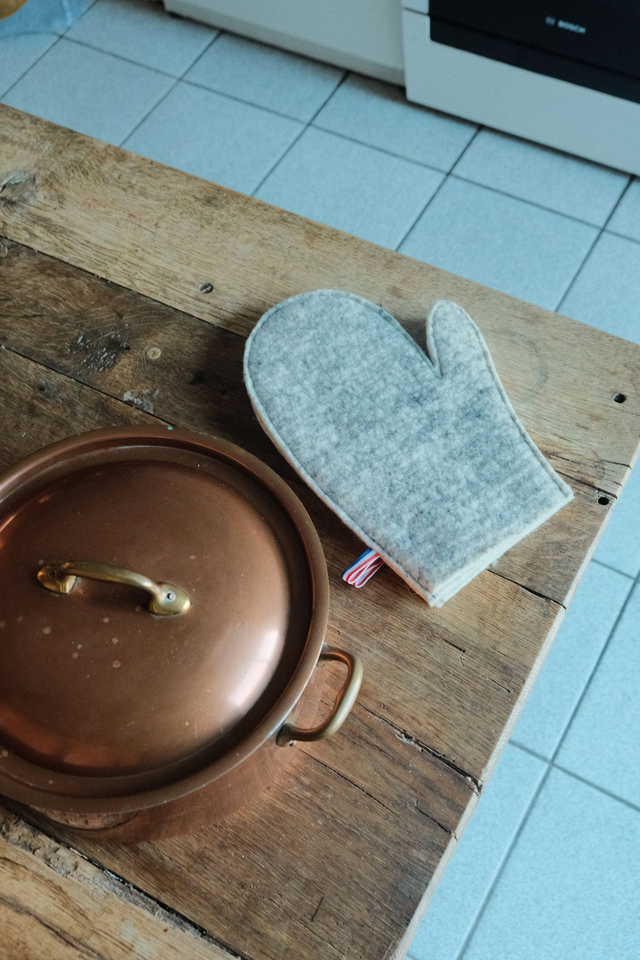 Monique la manique en feutre de laine