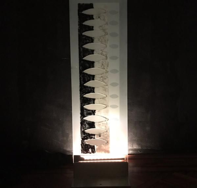 12 Glasobjekt „ellipse" schwarz.weiß. 35 x 114 cm