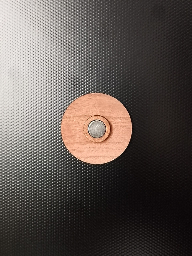 🧲 Magnet en bois gravé – motif tête de mort 4 cm