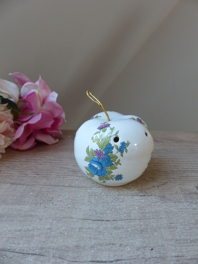 Boule Diffuseur de Parfum en Céramique Vintage – Pot Pourri Suspendu Forme Pomme, Décor Floral Bleu et Rose, Intérieur Féminin et Élégant