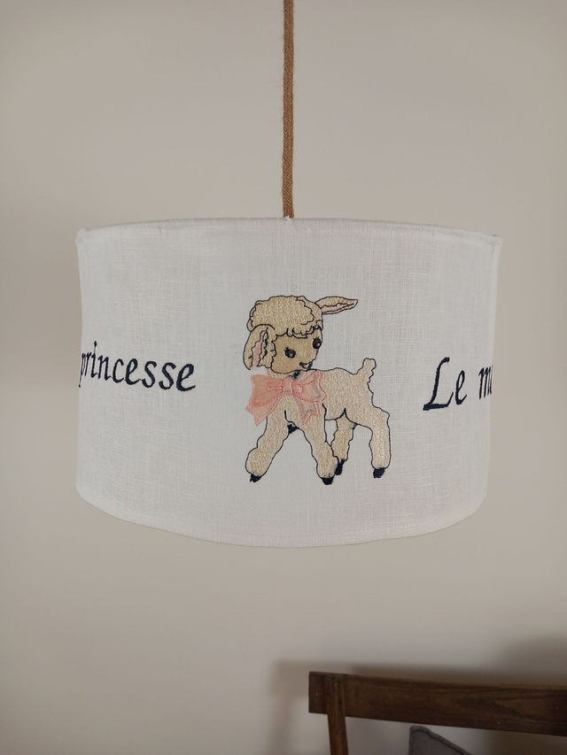Abat-jour lin chambre enfant blanc brodé de trois décors et leur calligraphie - Luminaire enfant. Diamètre 35 cm. Création artisanale unique