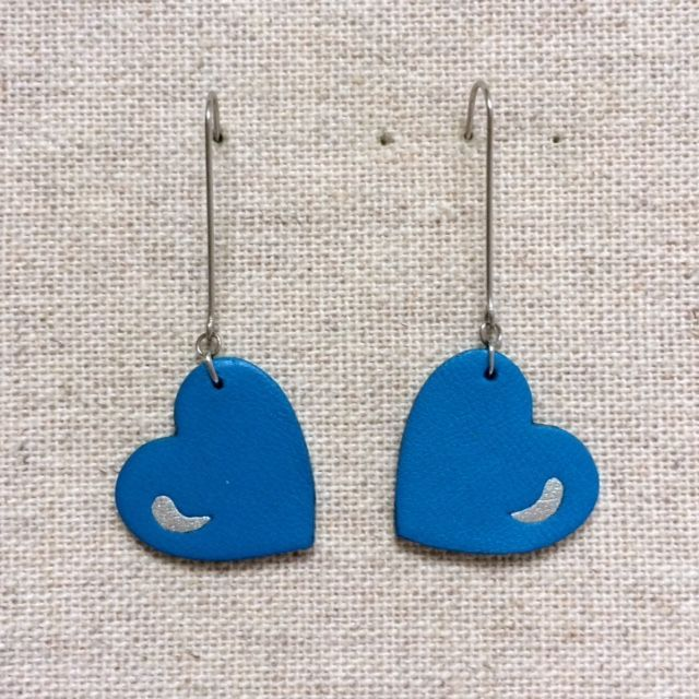 Boucles d’oreilles « Chœur » argentées, cuir bleu vif
