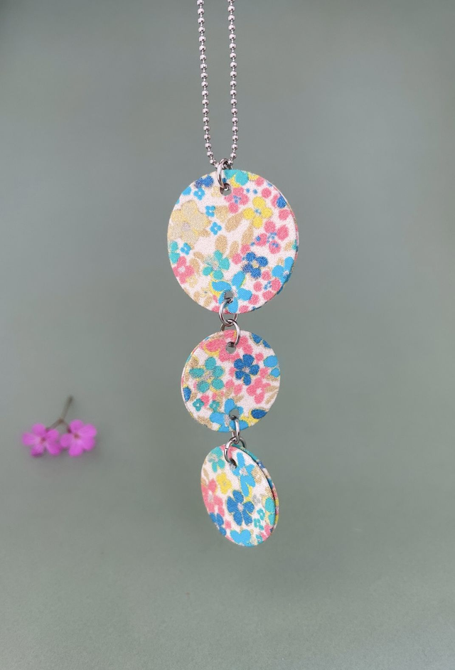 Collier avec pendentif en carton et tissu imprimé fleuri, collection « pâquerette vintage » - tons blanc, rose, bleu, vert et doré.