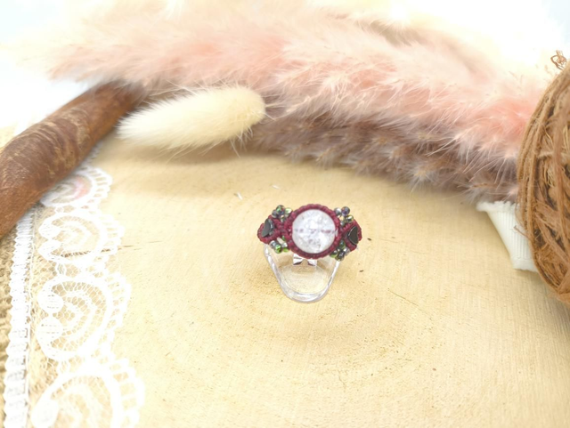 Bague rouge cristal craquelé avec coeur hématite et perles miyuki 