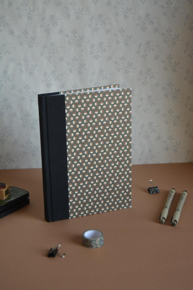 Carnet de croquis noir à motifs 70's