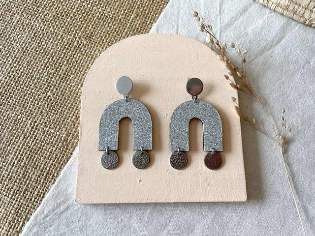 Boucles d’oreilles Arche et pampilles - Couleurs variées (argenté)