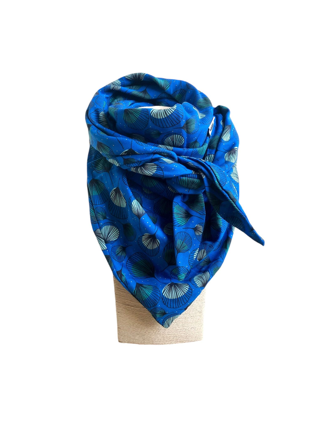 Foulard triangle - plumes vertes fond bleu 