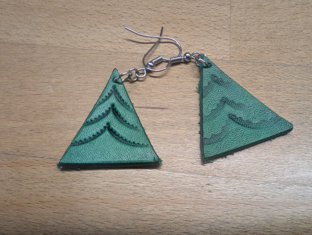 Boucles d&#039;oreille en cuir. 